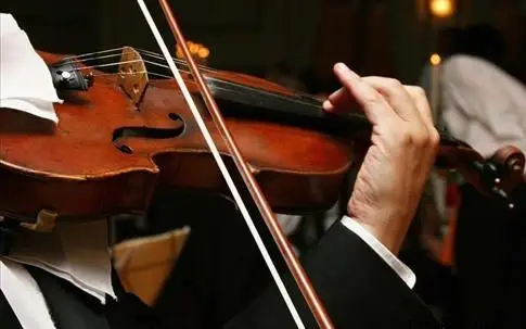 小提琴的基本姿势夹琴持弓