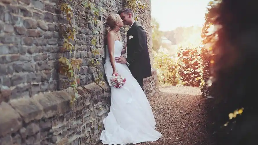 夕阳下的情侣拥抱亲吻,高清图片,电脑桌面-壁纸族