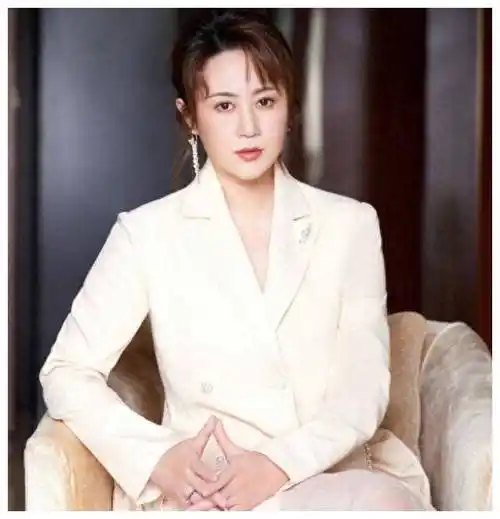 票房女王嫁给年轻"不火"老公,动机何在?_马丽_许文赫_生活会