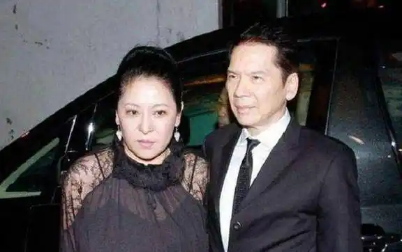 1973年,李小龙死在丁佩床上,向华强坚持娶她,为何被陈岚夺爱?