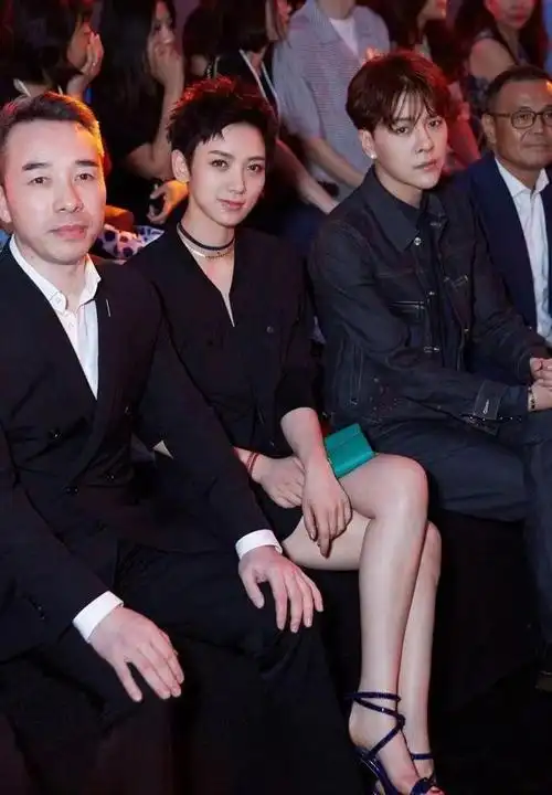 刘恺威与新女友高调亮相穿情侣装笑成月牙眼新女友好漂亮