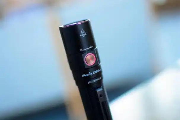 是目前智能手机普遍标配了闪光灯可以当作手电使用,但是专业的手电筒