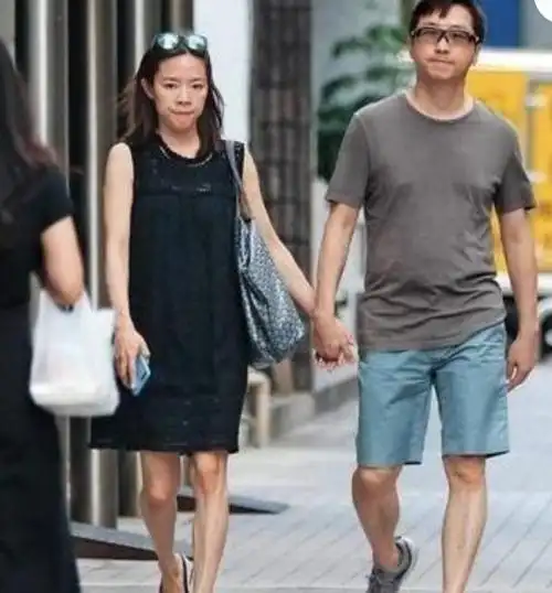 庾澄庆老婆罕见现身,穿黑裙气质优雅,伊能静老了还强行装少女!