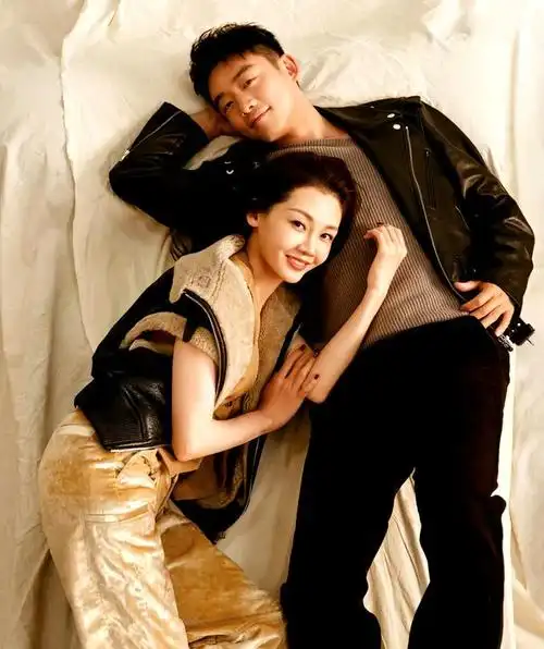 郑恺苗苗合体拍大片,真夫妻就是不一样,眼神拉丝了