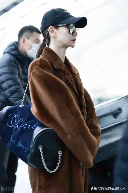 街拍:戚薇棕色皮草毛绒外套 棒球帽 阔腿裤时尚复古