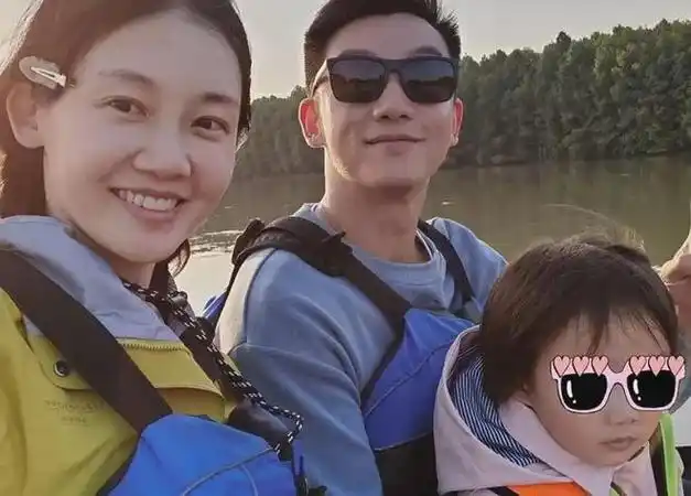 郑恺一儿一女近照公开,二胎儿子养得圆墩墩,两个孩子都随爸爸|苗苗