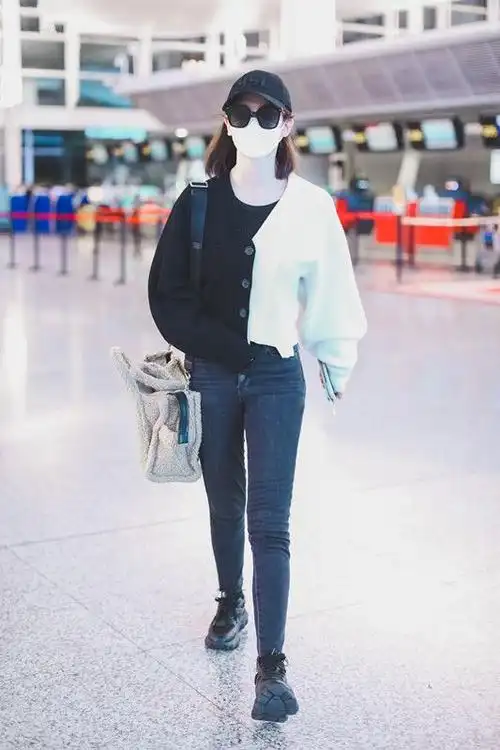 戚薇就是时髦精穿黑白针织衫搭修身牛仔裤这身材可真好