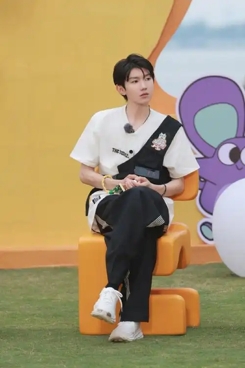 王源参加新综《城市捉迷藏》头发都湿了哈哈,看得出很快乐了!