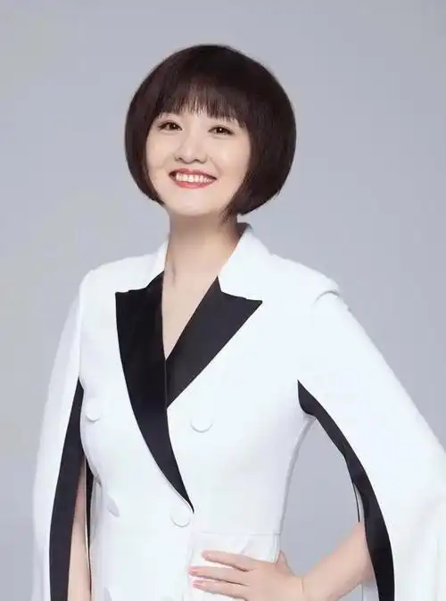 她就是蒋小涵,是一个歌手,也是一个演员.