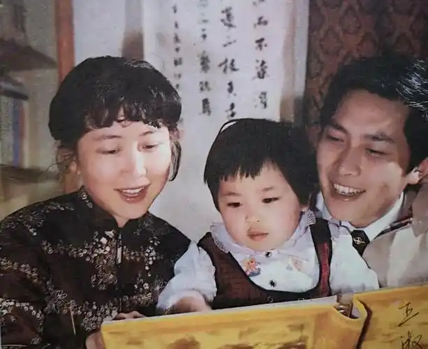 回顾唐国强女儿唐莉母亲悲惨离世后选择原谅父亲不喊壮丽母亲