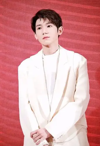 王源奶油色西装##王源生图