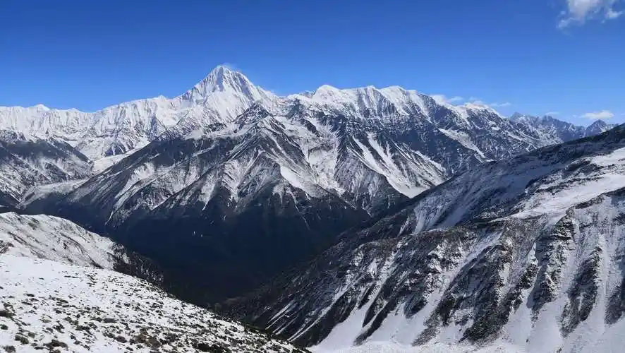 不愧是"中国第二美",最高的那个山峰就是贡嘎山.