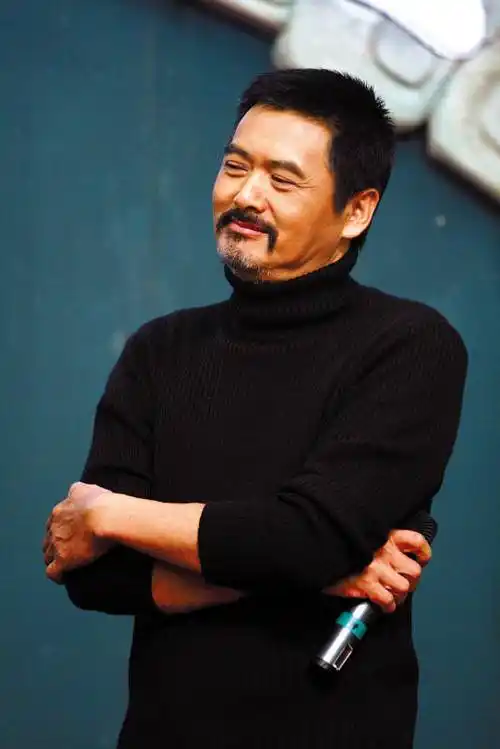 《赌神》等电影,当年风靡全国大街小巷,周润发在电影中的大背头,披风