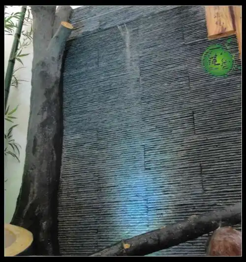 古代没有自来水,在泉眼上面安装一个这样的竹子,容易取水,这是老百姓