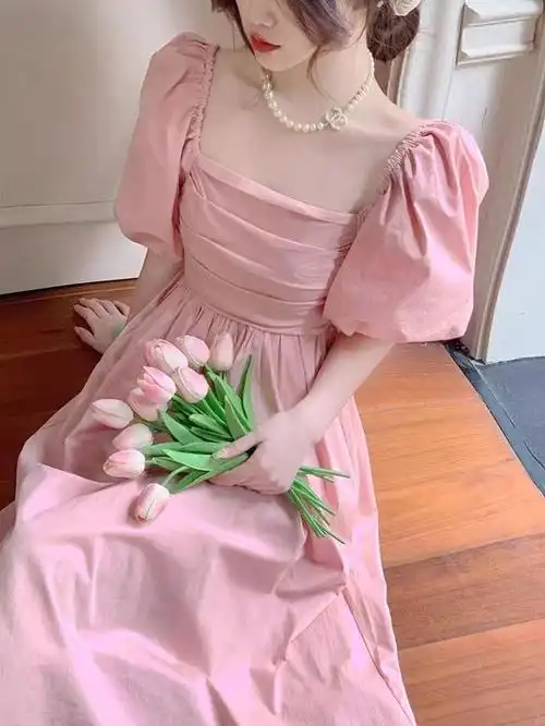 我最近发现了一件超级迷人的粉色方领连衣裙,简直是夏季时尚必备!