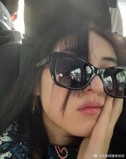 张子枫侧脸笑容