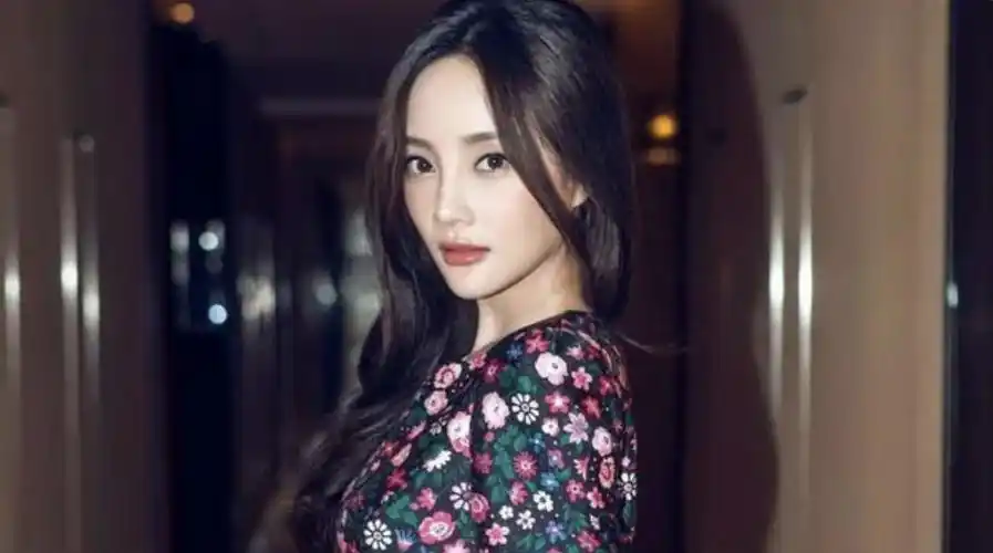 李小璐被曝插足常远婚姻,从美艳娇妻到出轨被骂出娱乐圈,42岁仍"风流"