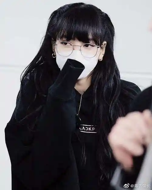 短发造型又酷又飒!还有比心～期待美女时装周造型#lisa机场比心