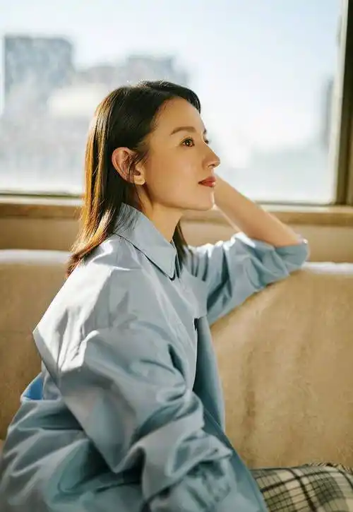 40岁董洁出席活动,衬衫配半身裙清纯又少女,哪像10岁孩子的妈_张艺谋