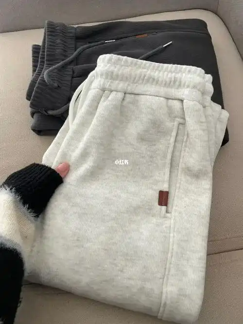 重点膝盖不会鼓包,加绒真的不掉毛!