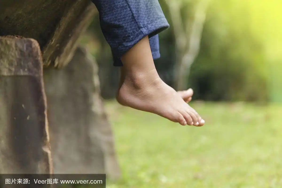 孩子们光着脚腿