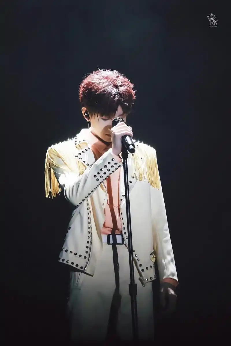 [王源][新闻]200115 王源手控福利送到 多才多艺惹人爱--爱豆app