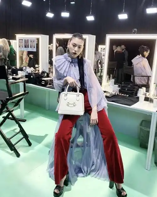 周杰伦mv女主三吉彩花棕色嘴唇高马尾完全看不出清纯样子