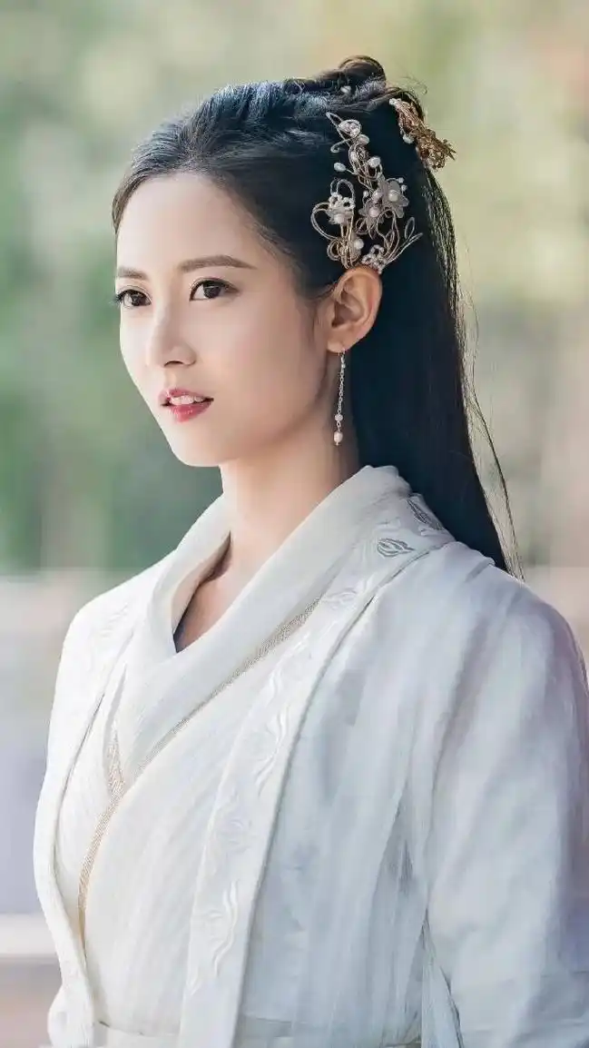 她可以娇俏可爱,可以英姿飒爽,可以霸气逼人,她的古装造型超美 - 抖音