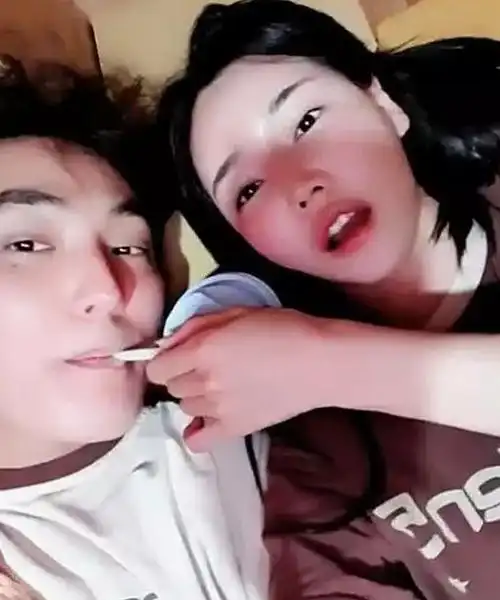 不管当初安七炫在综艺节目里猛cue宋茜是为了提携同公司的小师妹还是