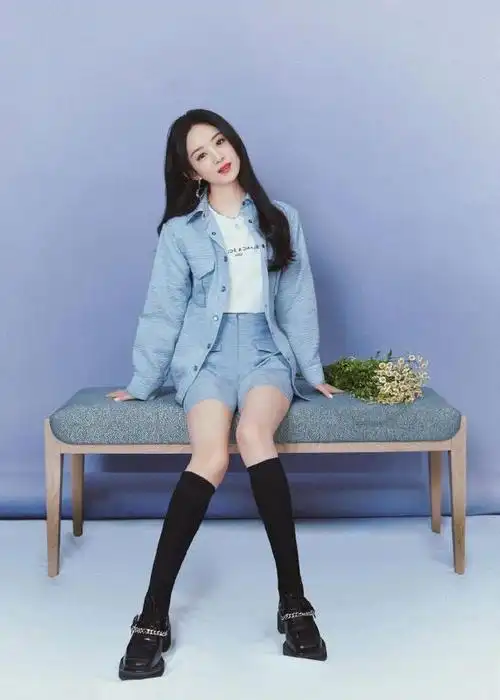 那么反季穿搭成为吸睛点;赵丽颖选择露肩短款开衫 休闲裤,小露香肩