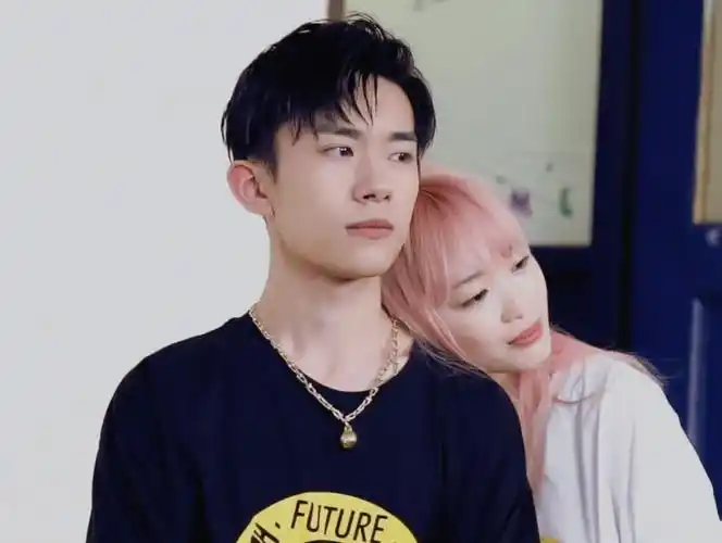 易烊千玺第三次合作日本女生,亲自开车就算了,还和她穿情侣装