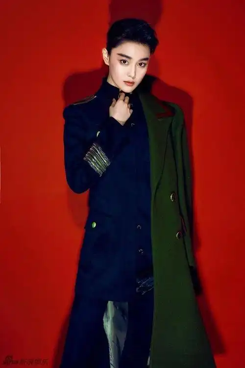 美女明星张馨予帅气短发中性服装亮相,网友评论有亮点!