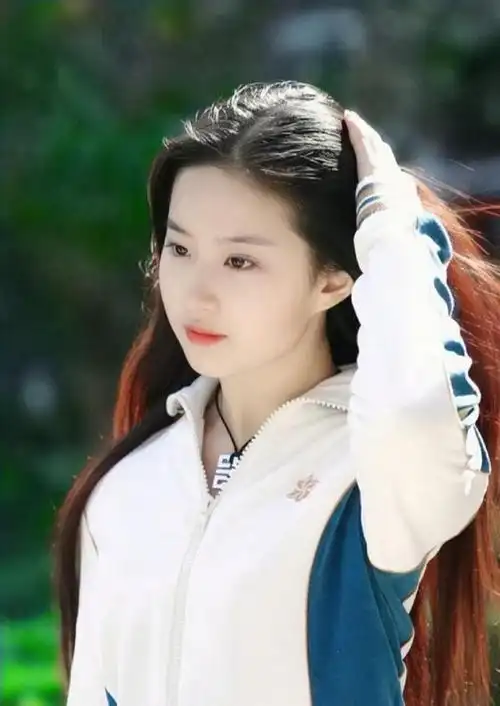 这些照片现在看起来也并不落伍,当时的刘亦菲事业刚刚起步,一张娃娃脸