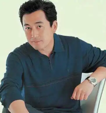 老戏骨王志飞:为张歆艺分手发妻,闪婚小15岁演员,如今生活幸福_李健