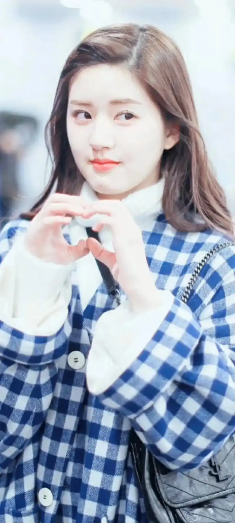 露思比心照#赵露思 #我的宝藏女孩 - 抖音