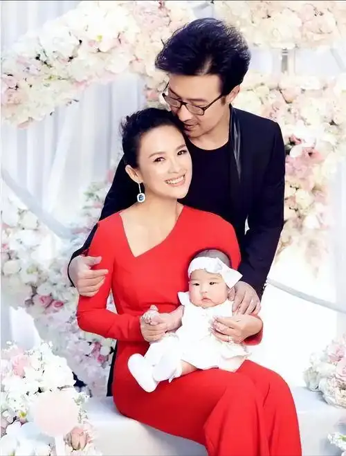 章子怡汪峰街头秀恩爱,手伸老公脖子里取暖,让网友直呼太腻歪!