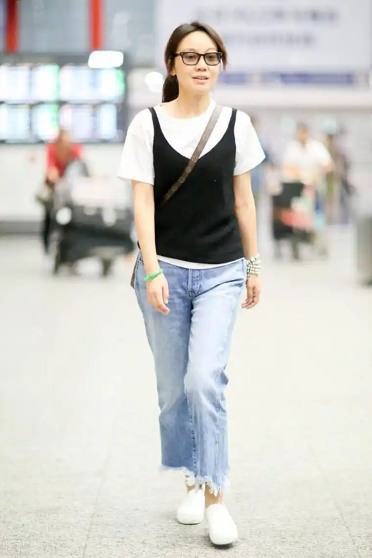 闫妮平时穿的一点都不土,运动搭配更显活力,这造型太像学生了