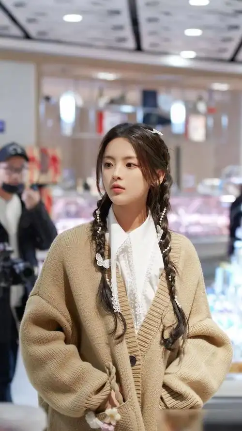 演员杨超越青春活泼面容姣好来看美照