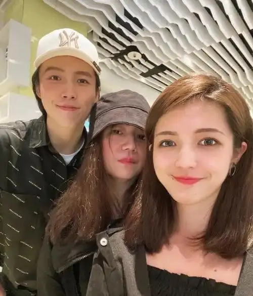 林瑞阳前妻为大女儿庆30岁生日近照文静且优雅爸爸未有表示