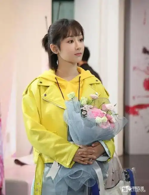 亲爱的热爱的佟年穿搭不给力杨紫两身衬衫穿搭美出新高度