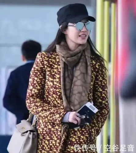刘亦菲近照翻车穿搭太土像乡村女企业家与关晓彤戴同款被秒杀