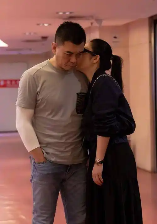 演员唐静:与王新军离婚后,独自陪儿子长大,如今的选择令人泪目_秦海璐