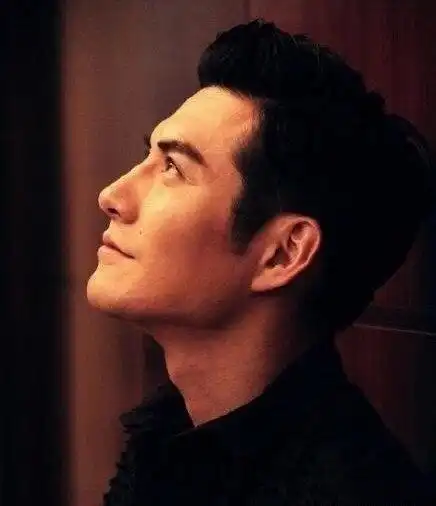 严屹宽这侧脸也太撩人了,下颚线迷人又性感,小咪要舔屏了