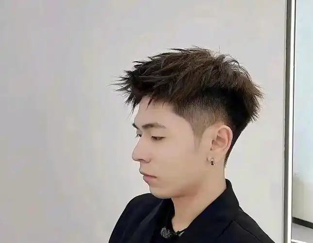 既能增加身高,又能拉长脸型,可以说是普通路人变身时尚型男的法宝