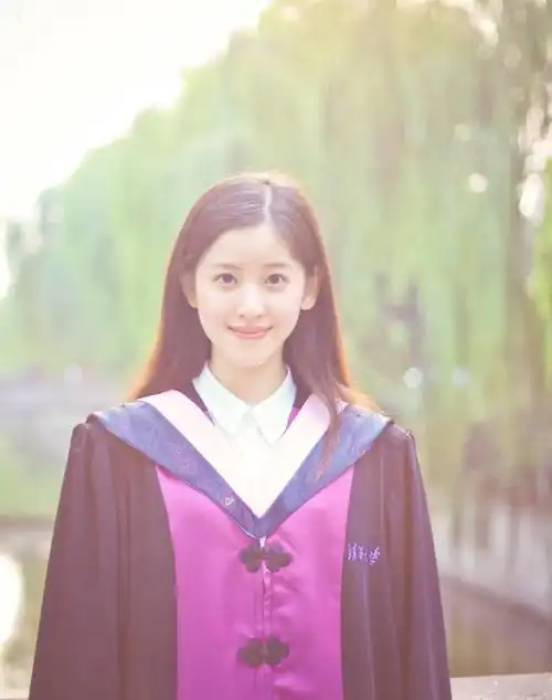 章泽天身穿清华大学校服照流出亭亭玉立清纯如水