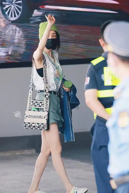 杨幂长沙机场出发～ 绿色毛线帽,短裤背心造型好会穿!