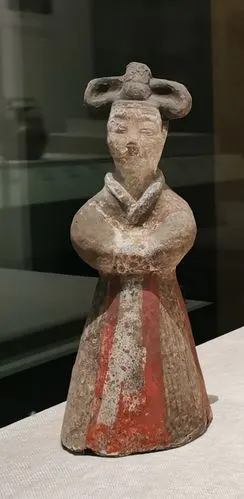 十字形高髻女俑