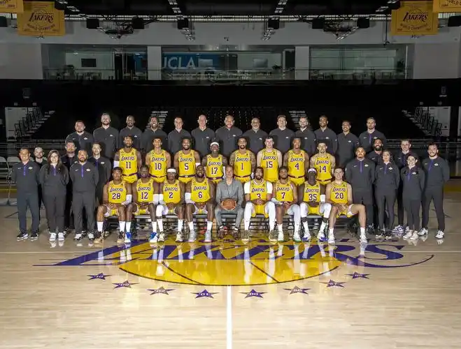 庆祝关键胜利进来取湖人最新全家福大合照