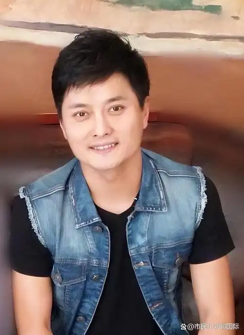 歌手云飞,嗓音动听自然纯净,成名后依然保持低调朴素的生活做派