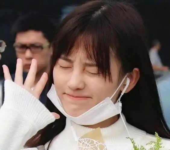 上综艺化伪素颜,发量浓密被疑戴假发片,鞠婧祎晒照证明发量_回应_质疑